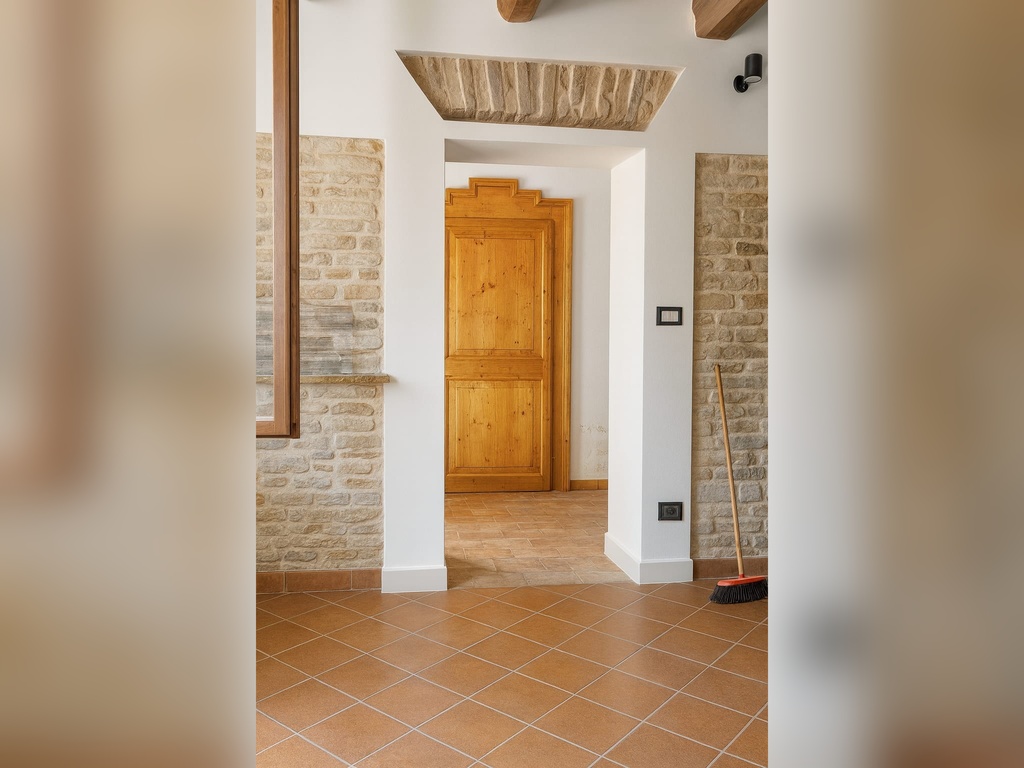 Restauro e consolidamento del pietra vista sottostante con intonacatura superiore